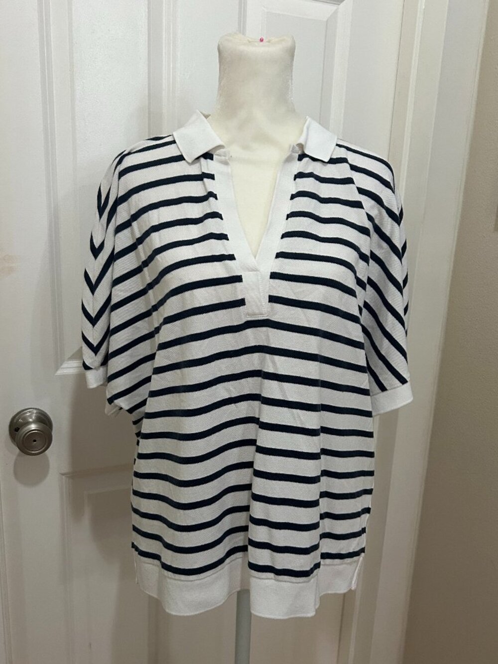 Tommy Hilfiger Short-sleeved V-neck Collarded Top - L